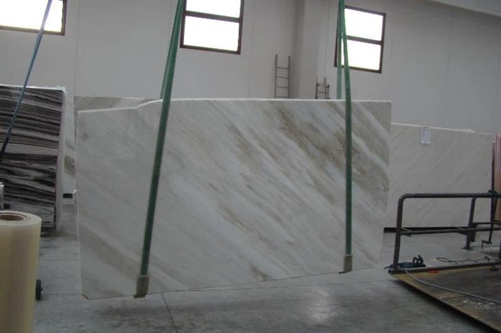 difference between carrara and calacatta marble